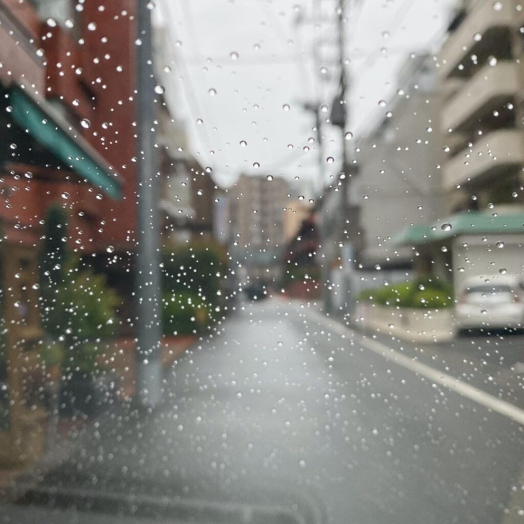 フロントガラスに雨